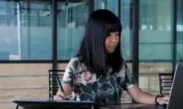 爆料小生穿女装上街视频,爆料小生街头秀惊艳众生